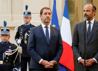 France: Edouard Philippe remet les clefs de l’Intérieur à Christophe Castaner