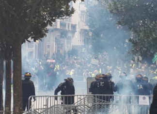 Gilets jaunes: Macron absent, Le Drian reçu de pied ferme à Biarritz