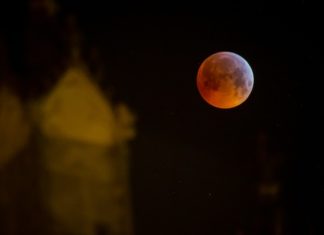 Il y a eu une éclipse totale de Lune dans la nuit de dimanche à lundi ?