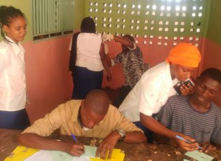 Lutte contre le tétanos: les filles des écoles reçoivent le vaccin