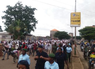 Ratoma-Dixinn : les femmes en blanc marchent pour protester contre les tueries