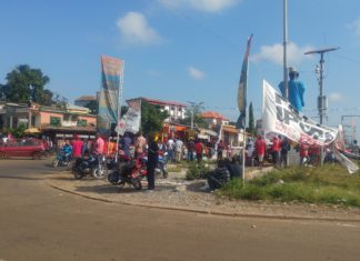 Marche du FNDC : le rond-point de la Tannerie commence à accueillir du monde