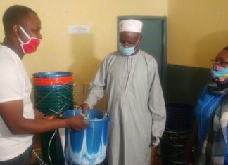 DCE Matoto : deux associations offrent des kits d’hygiène et de bavettes à des écoles